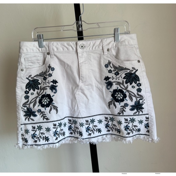 Altard State White Denim Blue Flower Embroidered Mini Skirt - Picture 2 of 5